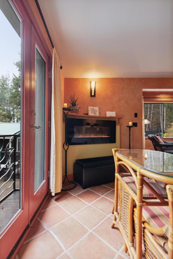 Salt Spring Carriage House B&B Ganges ภายนอก รูปภาพ